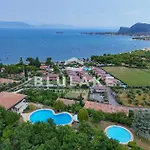 Laluisa-garda Villa *