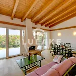Laluisa-garda Villa *