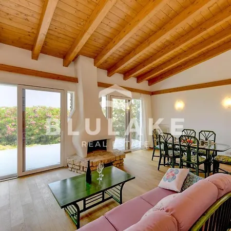 Laluisa-garda Villa *
